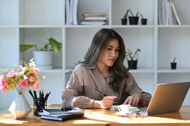 Area kerja di kamar modern dengan laptop dan suasana nyaman untuk aktivitas harian