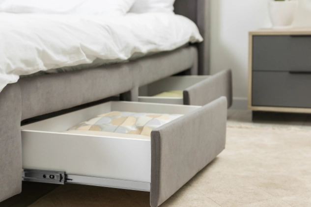 Area penyimpanan kamar modern dengan lemari dan cermin