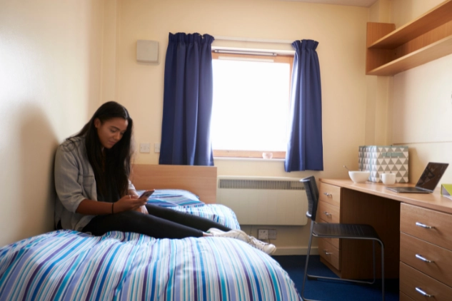 Kamar kost modern dengan meja kerja dan suasana homey