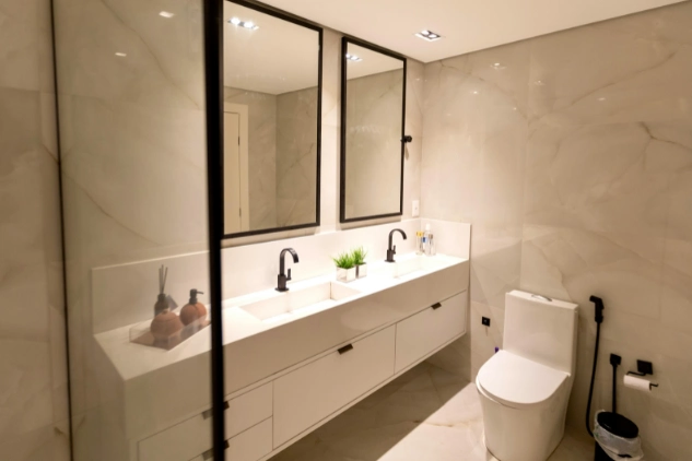 Kamar mandi modern yang bersih dan fungsional