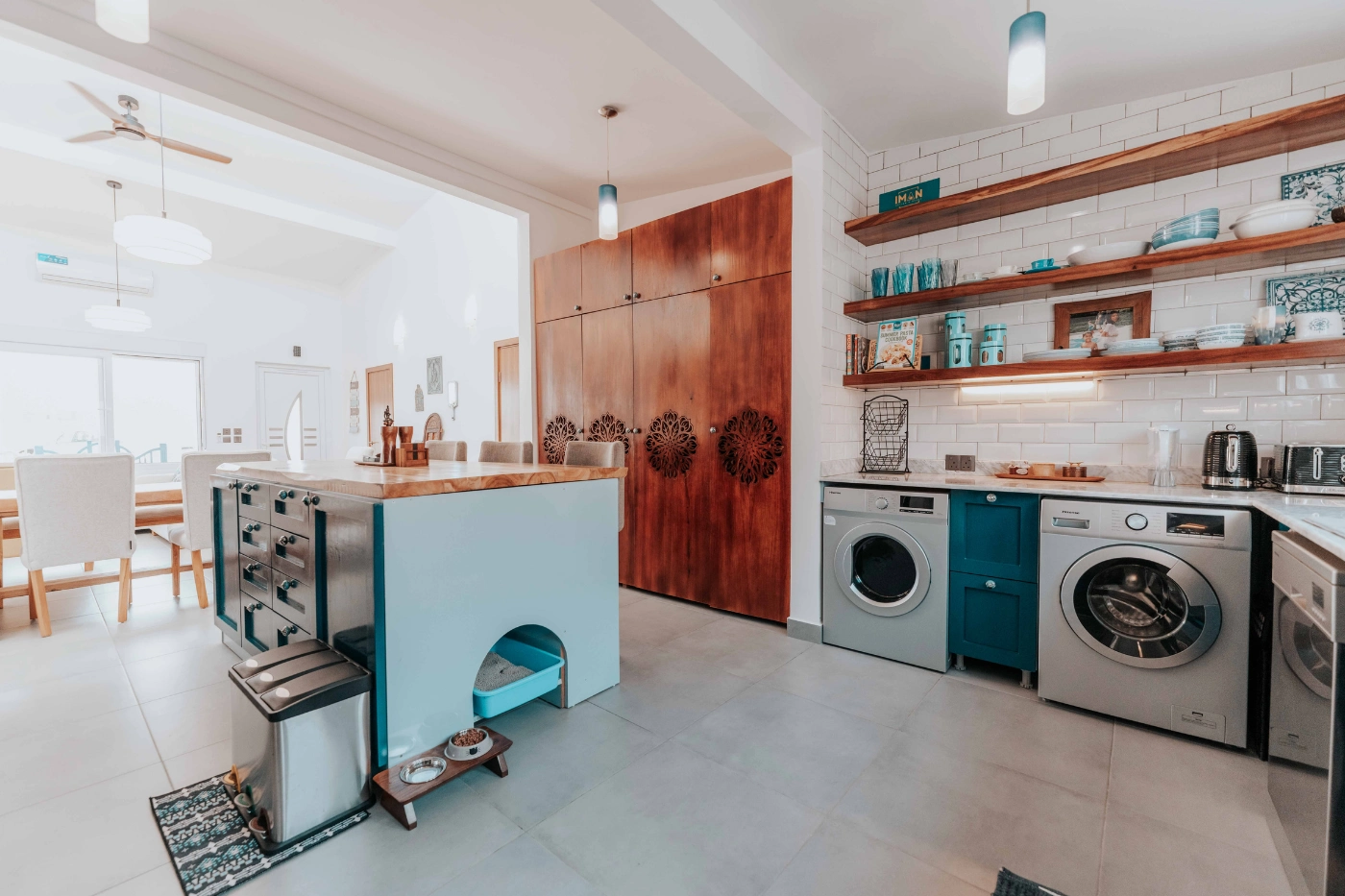 Laundry room modern dengan mesin cuci dan rak penyimpanan