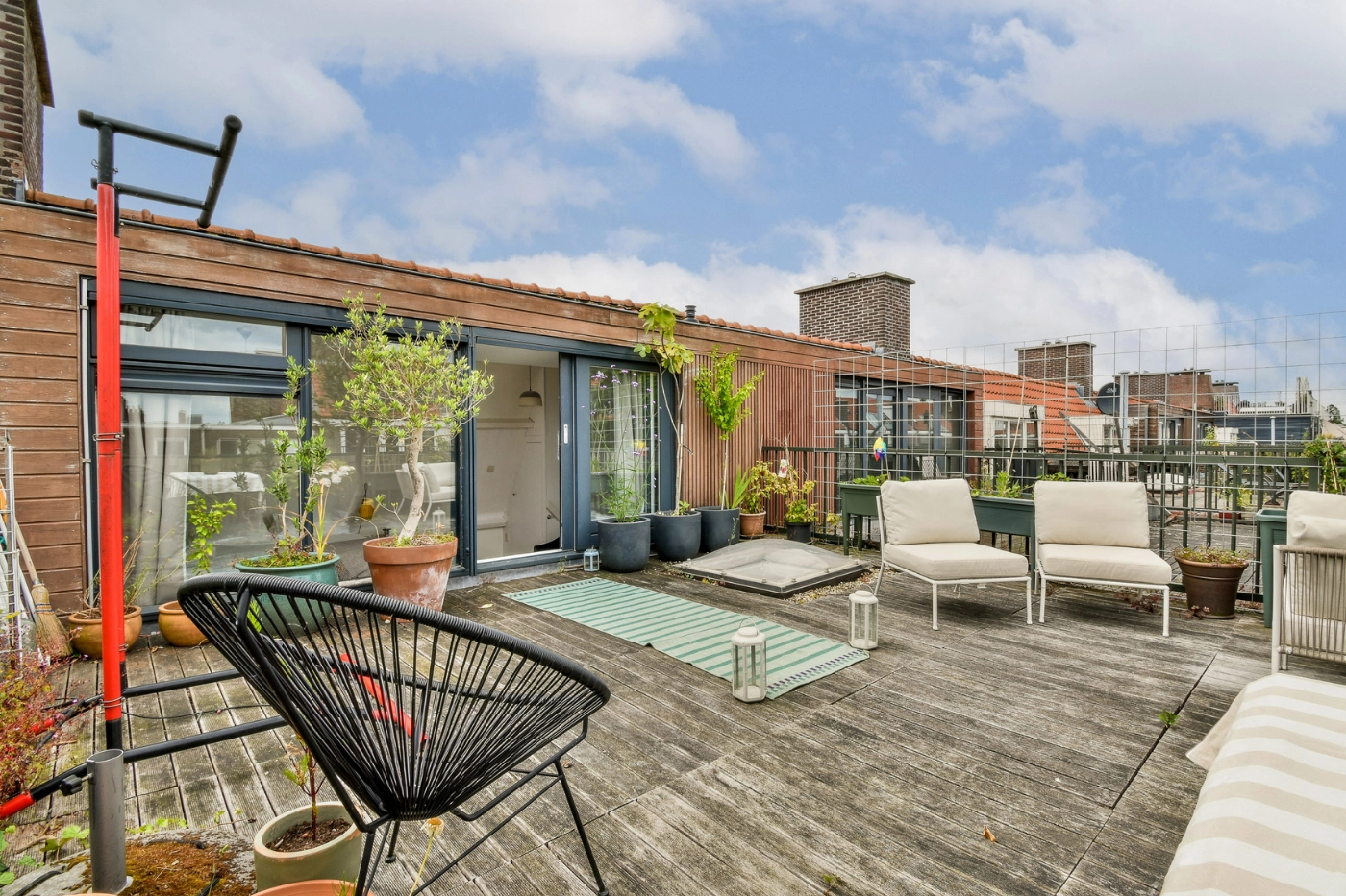 Rooftop atau area garden modern untuk bersantai